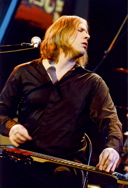 Jeff on the Ohne Filter TV show in Germany, 2000. From 'As The Years Go Passing By: Live In Germany 1989-1995-2000' © Willie Kuper